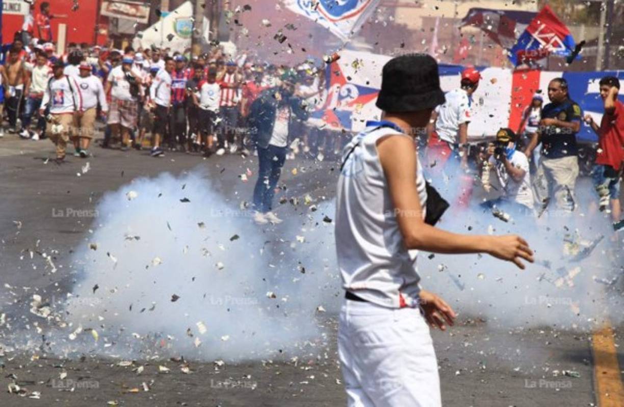 Personas de todas las edades se unieron a la barra del Olimpia.