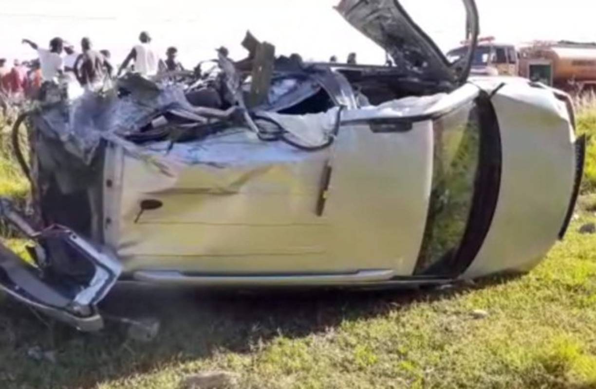 Todos se conducían en una camioneta, cuando en la carretera CA-13, entre las comunidades de Sambo Creek y Corozal, Caribe de Honduras, impactaron en el poste de un rótulo.