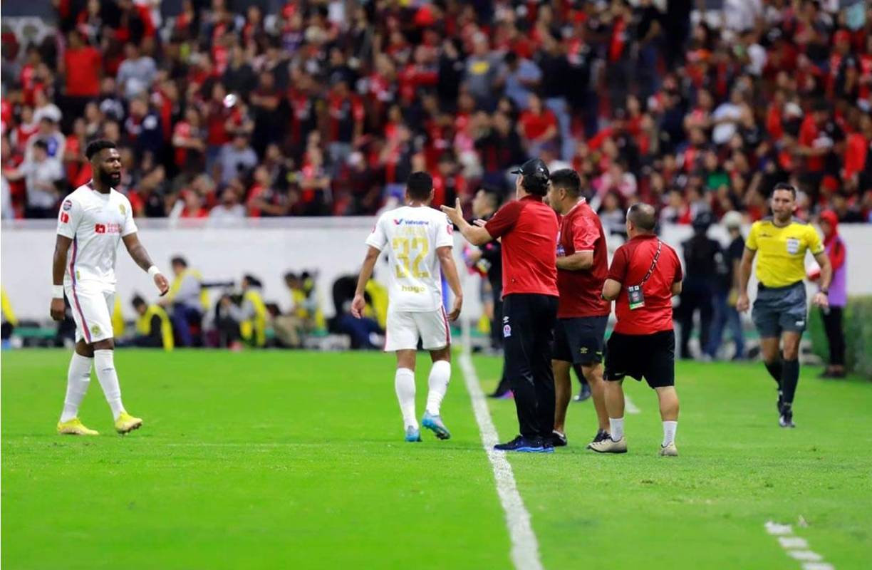 Pedro Troglio estuvo dando indicaciones a pie de cambio pero su planteamiento no le salió como quería.