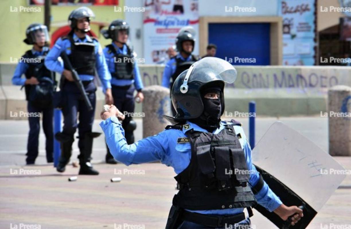 El representante de la organización Derechos Humanos Sin Fronteras, Francisco López, informó que se trata de tres estudiantes heridos que fueron trasladados al hospital Escuela Universitario. Uno de ellos presentaba herida en una de sus piernas.