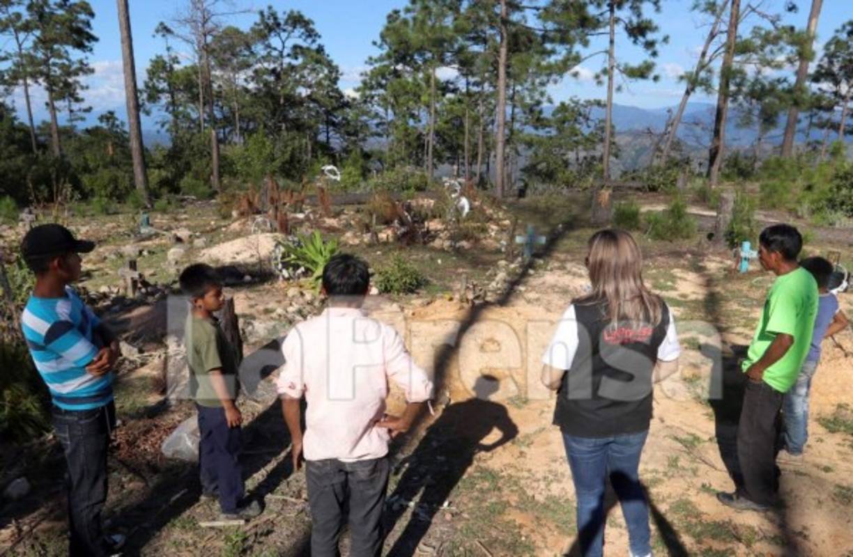 Un equipo de LA PRENSA estuvo en Guajiquiro, donde visitaron el cementerio a donde los jóvenes llegan en horas de la noche.