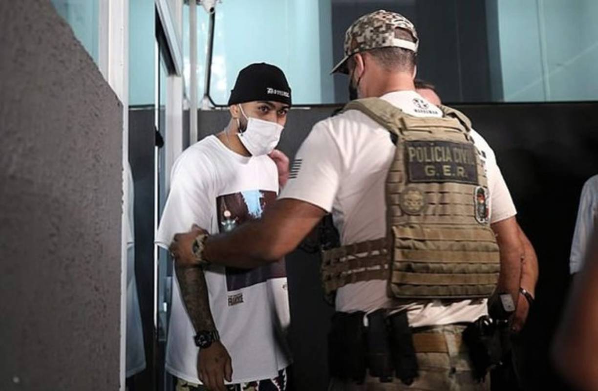 Gabigol se escondió debajo de una mesa para intentar no ser descubierto por los policías.