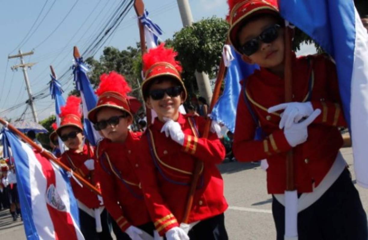 Los niños mostraron sus mejores galas y llevaron con orgullo el pabellón nacional.