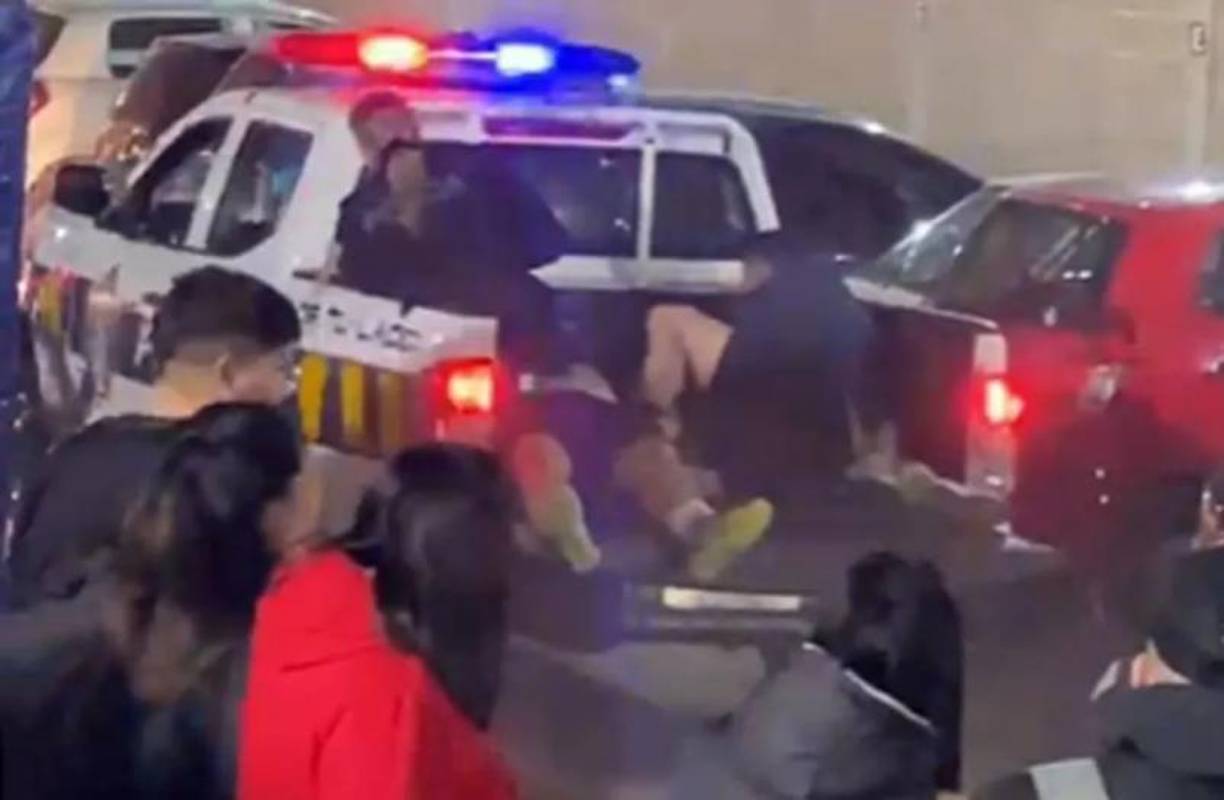 Tras el ataque, la camioneta utilizada por los delincuentes fue encontrada en llamas cerca del lugar de los hechos.