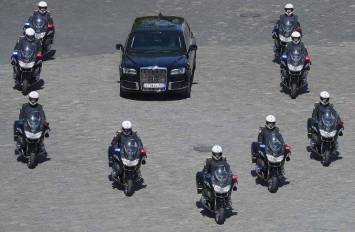 El presidente ruso, Vladimir Putin, llegó este lunes a su ceremonia de investidura en una nueva limusina negra, fabricada completamente en Rusia, abandonando los autos Mercedes Benz utilizados en los tres mandatos presidenciales anteriores.