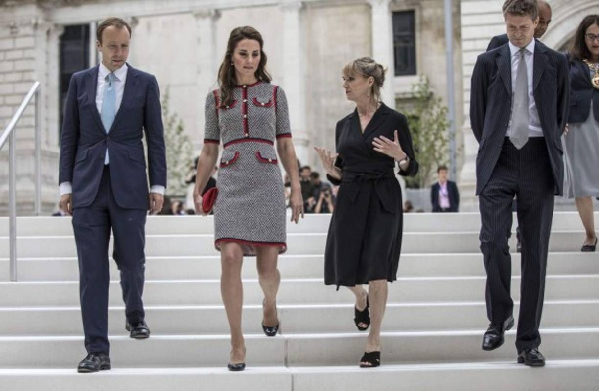 para la ocasión la Duquesa dejó a descansar a sus diseñadores favoritos, Alexander McQueen yPreen, para ser un poco más atrevida.