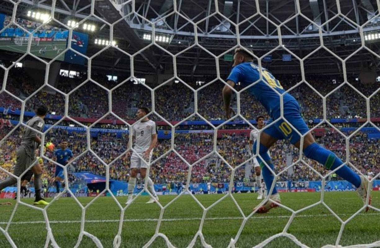 Luego en el minuto 97 el delantero Neymar anotó el gol de la tranquilidad para Brasil y tras su gol se fue a burlar de los ticos.