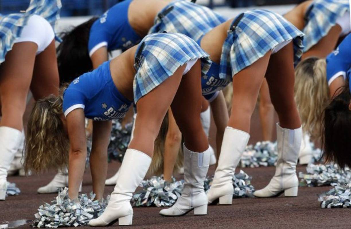 Animadoras en el partido Escocia-Noruega en Hampden Park.