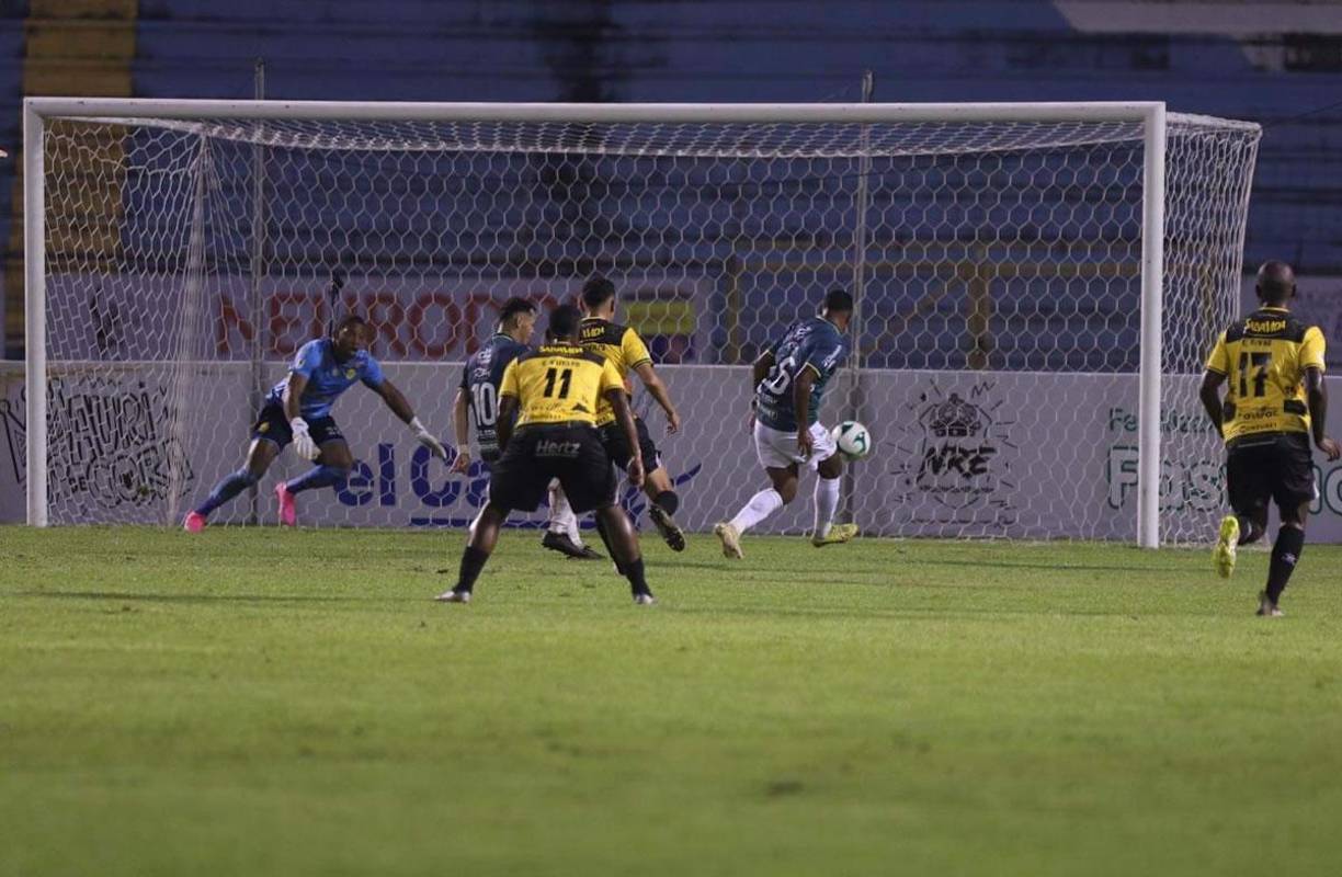Samuel Elvir, que acababa de entrar a la cancha, aprovechó el rebote para empujar el balón al fondo y hacer el 0-2 del Marathón.