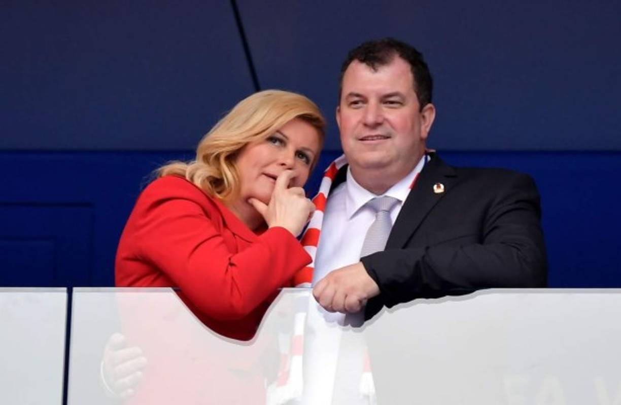 La presidenta croata Kolinda Grabar-Kitarovic junto a su marido Jakov Kitarovic en la final del Mundial.