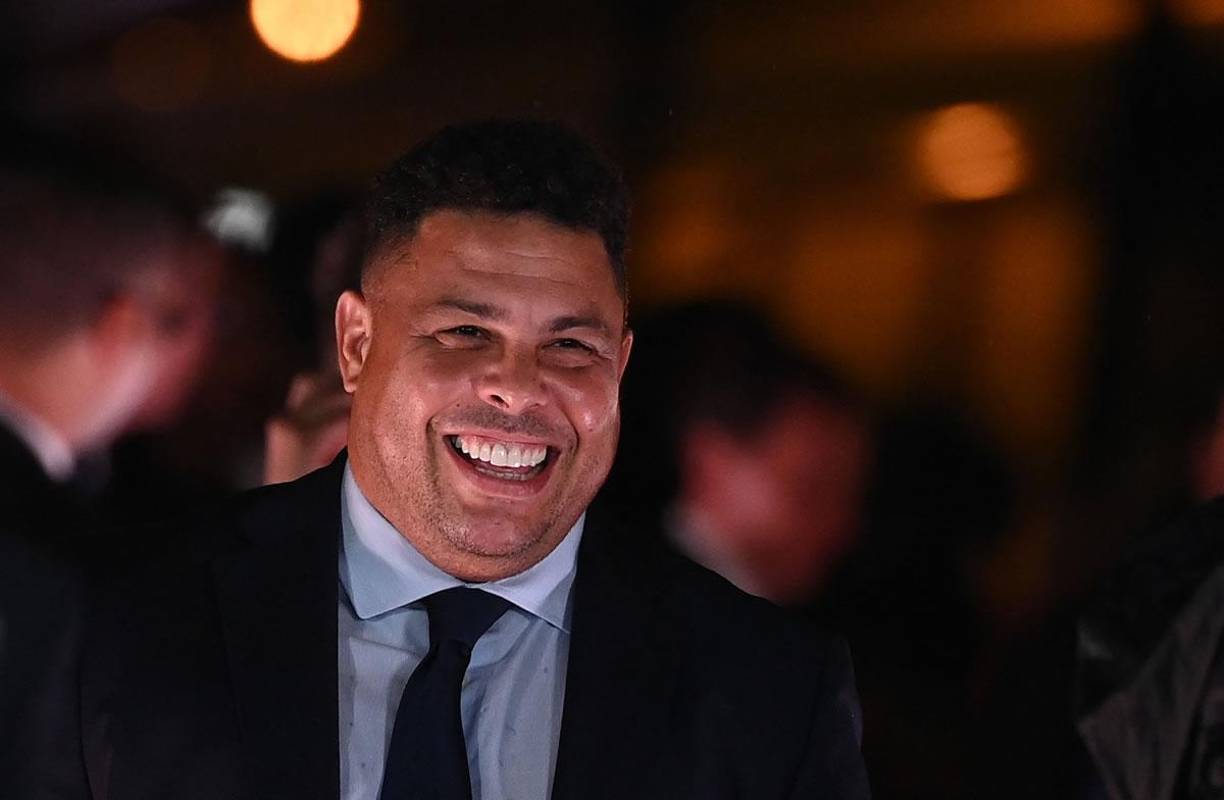 El exfutbolista brasileño Ronaldo, contento a su llegada al Theatre du Chatelet en París.
