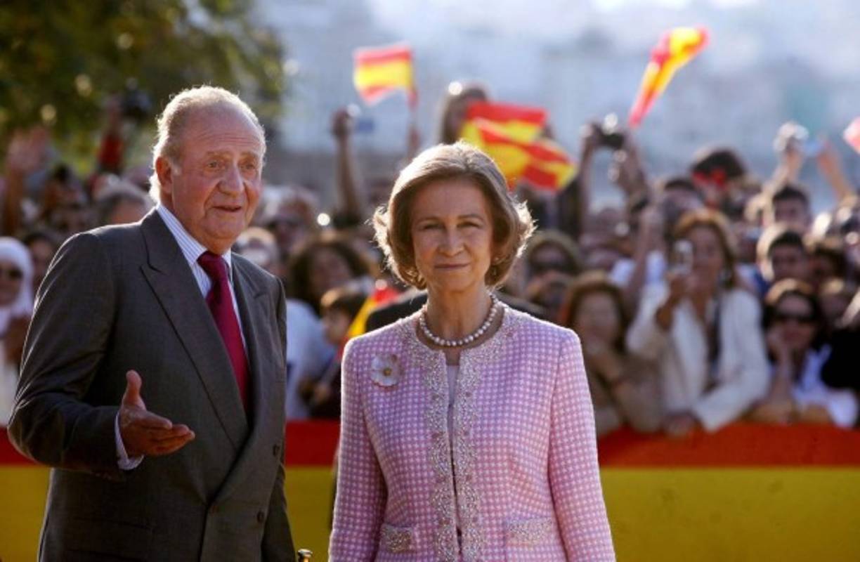 Larsen puntualizó que le preguntó al rey Juan Carlos cómo encajaría esta amistad con su esposa, la reina Sofía.<br/><br/>'Dijo que habían llegado a un acuerdo para representar a la Corona, pero que tenían vidas totalmente diferentes e independientes -añadió-. Y el rey acababa de salir de una relación de casi 20 años con otra mujer que también ocupó un lugar muy importante en su corazón'.