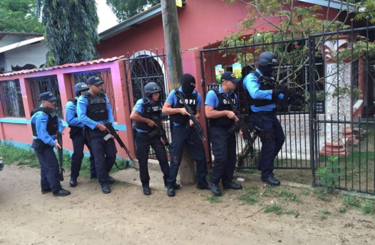 Agentes de la Policía Preventiva previo a allanar una casa en el marco de la 'Operación Sabueso' que ejecuta el Ministerio Público.