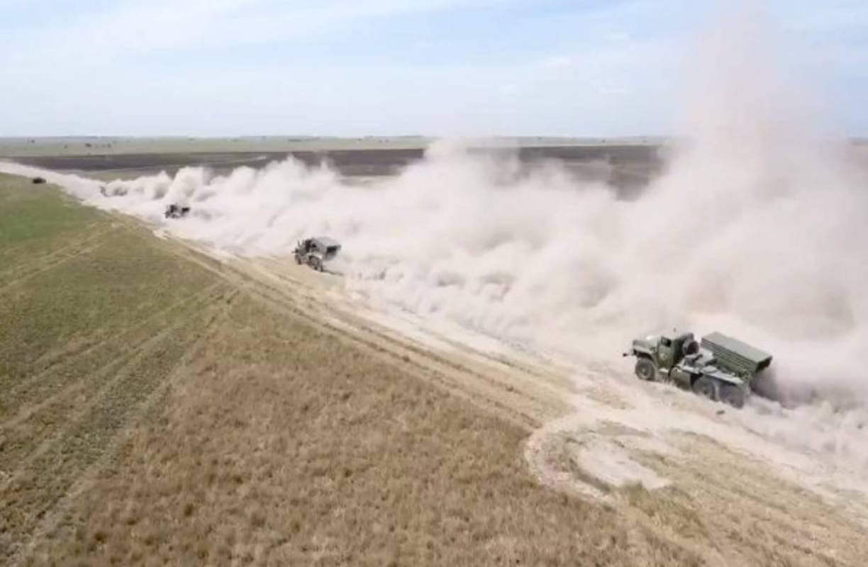 'Tenemos que hacer respetar el poder de la nación venezolana, con el poder militar', agregó el mandatario.