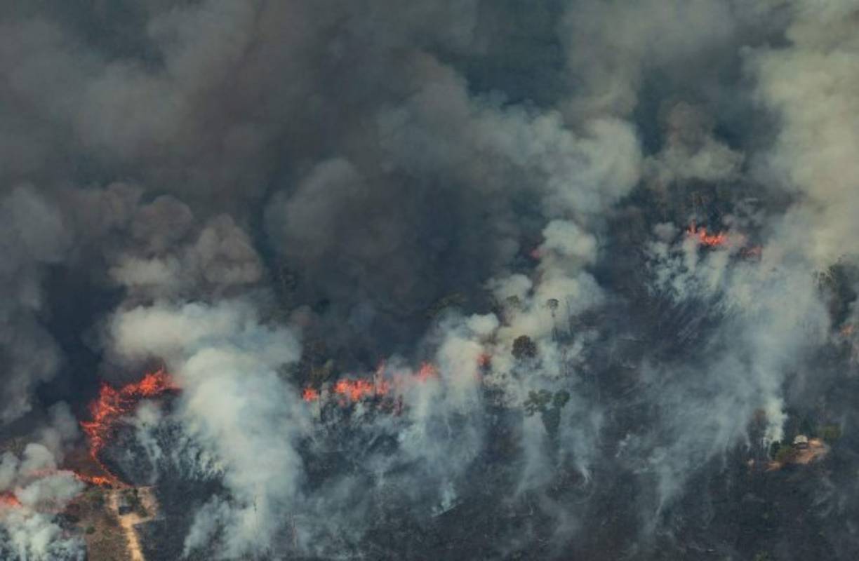 Brasil envió aviones y tropas para combatir los incendios en la región amazónica logrando apagar el fuego en algunas regiones. Sin embargo, han surgido nuevos focos en regiones de difícil acceso.