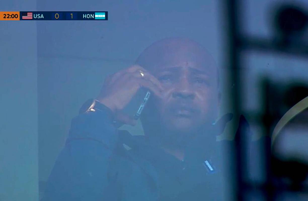 El entrenador Bernardo Redín no estuvo en el banquillo ya que fue expulsado el pasado lunes ante Colombia. Se le vio en un palco del estadio con un teléfono celular. 