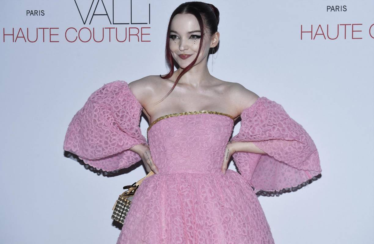 La cantante norteamericana Dove Cameron a su llegada al desfile de Giambattista Valli de Alta Costura de la colección Spring-Summer 2023.