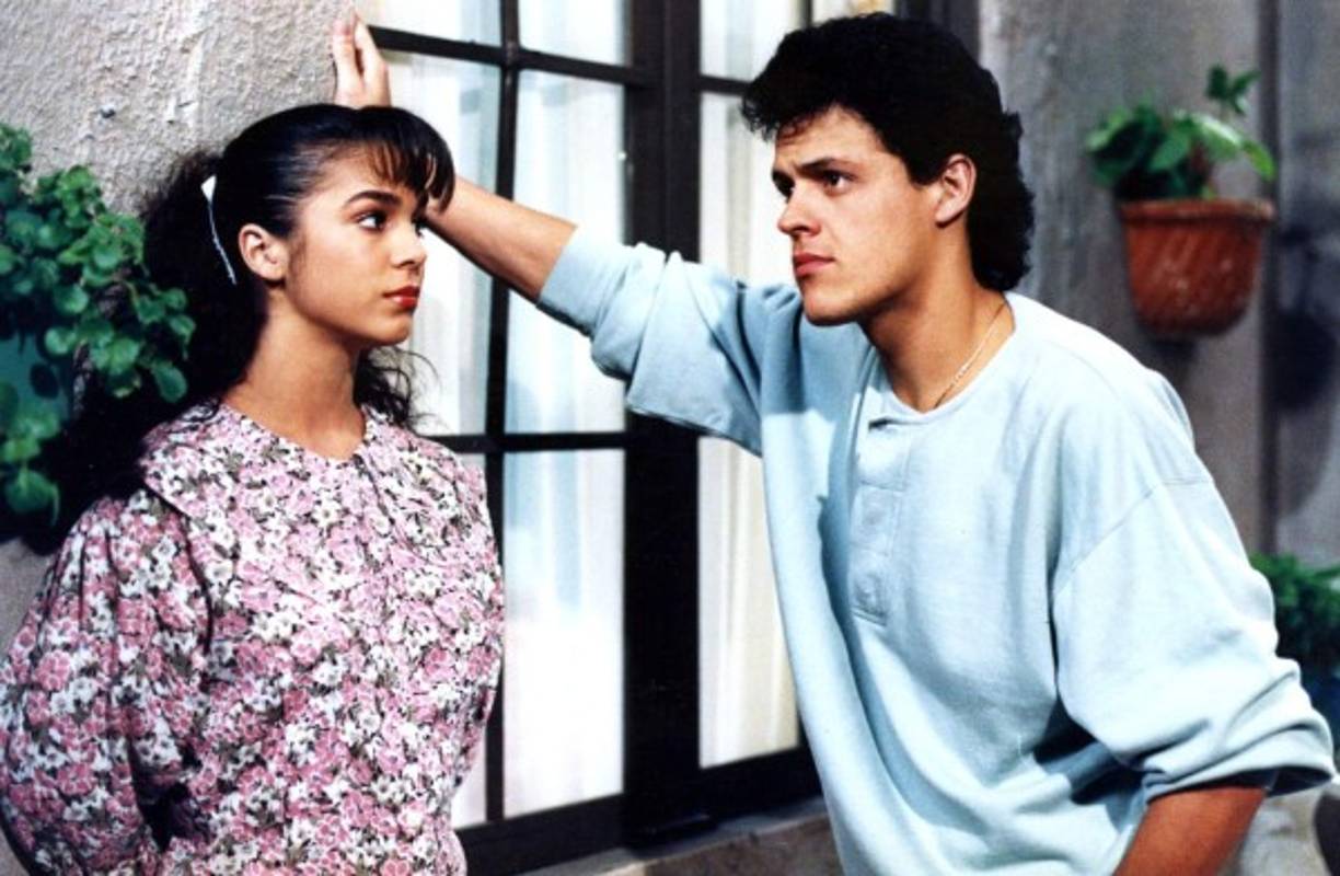 Biby Gaytán es considerada una de las figuras más emblemáticas de los años 80 y 90. Además, participó en la agrupación 'Muñecos de papel' nacida en la telenovela de Televisa 'Alcanzar una estrella II' en la década de los 90'. En la banda también estuvieron Ricky Martin, Sasha Sokol, Erick Rubin, Pedro Fernández y Angélica Rivera.<br/><br/><br/><br/>