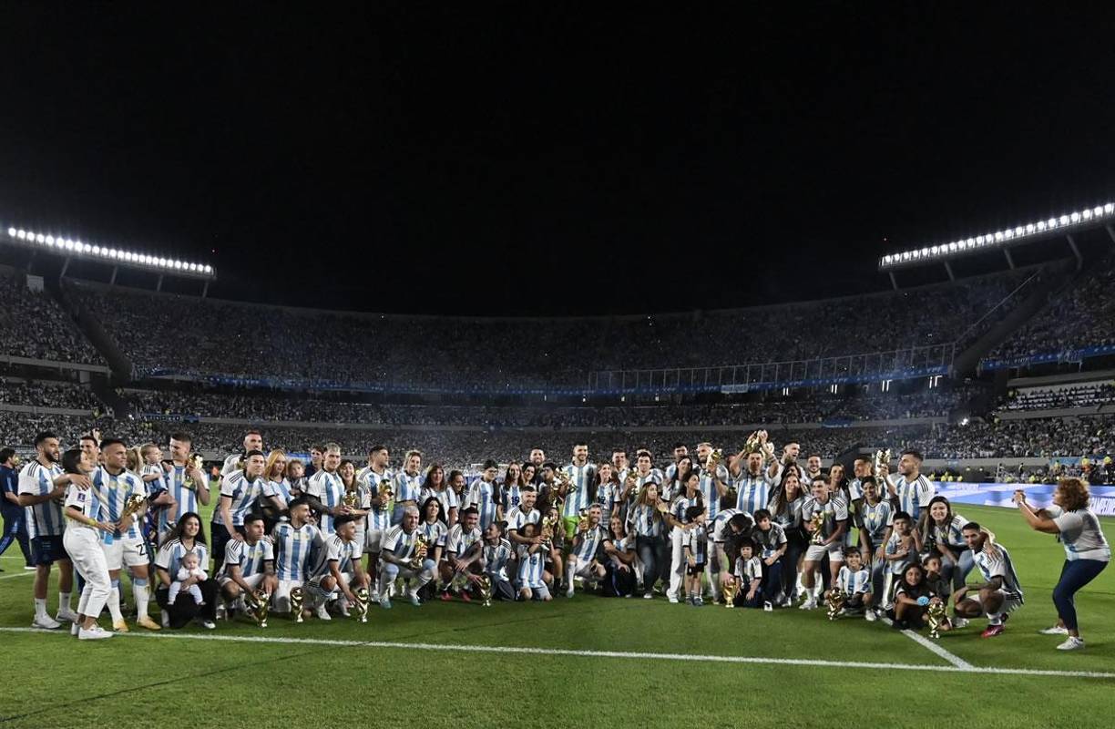 Los jugadores argentinos y sus familiares posaron en el estadio Monumental.