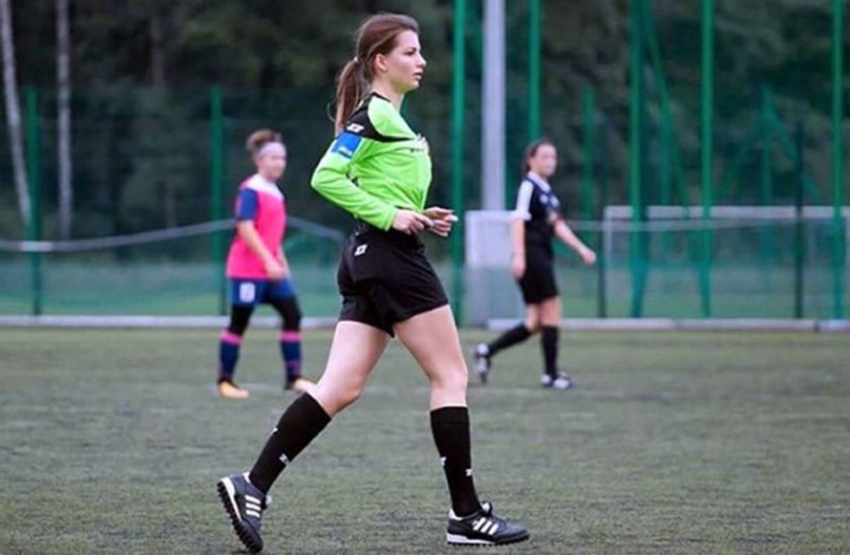 Karolina Bojar tiene 20 años y ejerce de árbitro en las categorías inferiores del fútbol de Polonia.