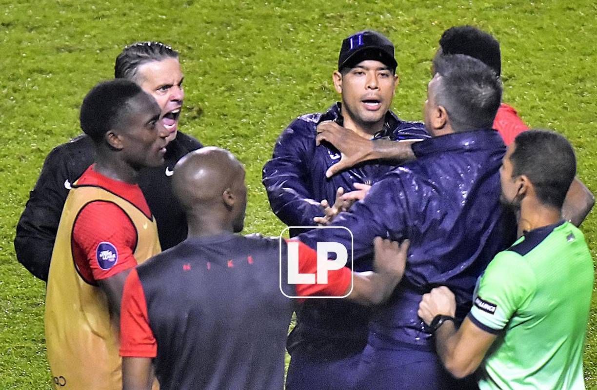 Diego Vázquez y John Herdman se encararon y tuvieron que ser separados. 