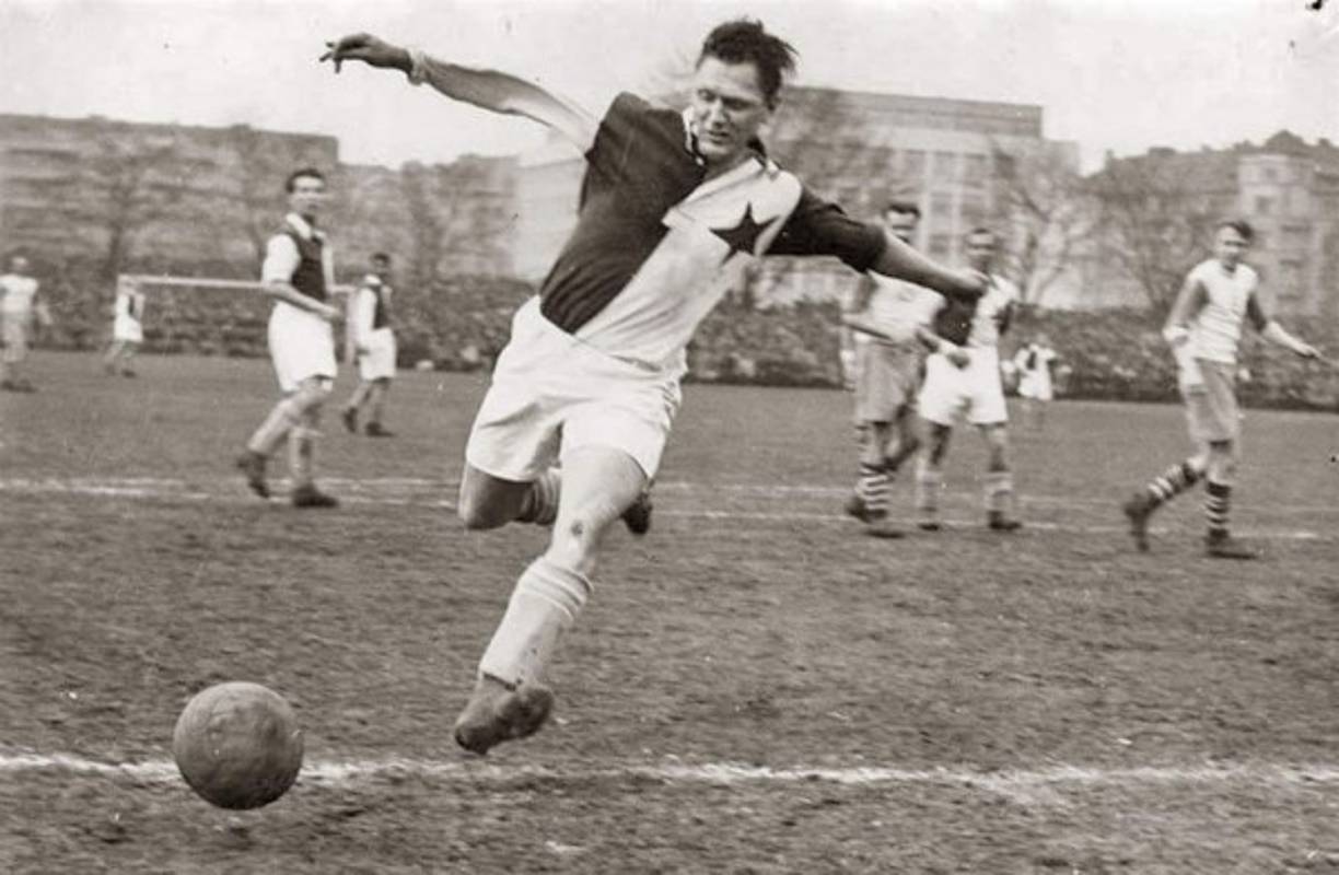 1. El checo-austriaco Josef Bican (805 goles).