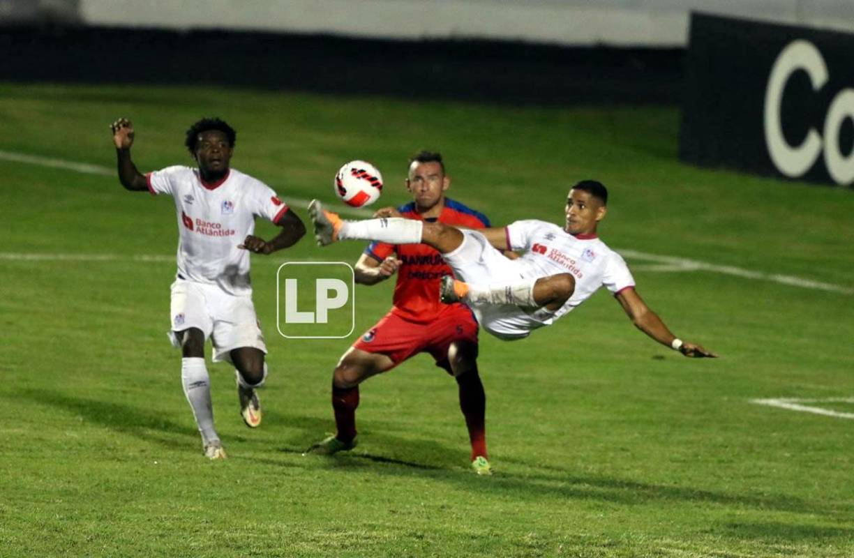 Juan Pablo Montes despejando el balón de su portería.