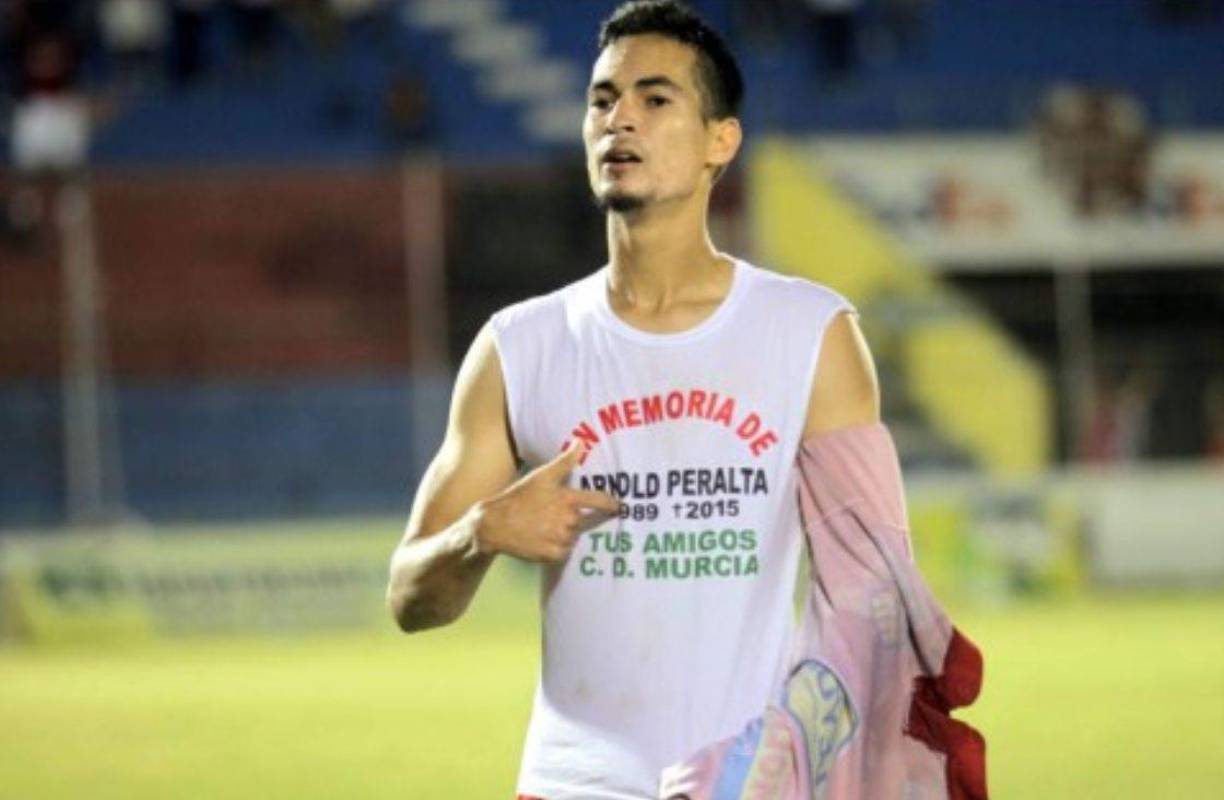 Marcelo Canales: Un zurdo de mucha categoría que deslumbró con la camiseta roja y por el cual el Olimpia se lo arrebató. Jugó además en Motagua, pero en ninguno de los dos le fue bien, aunque eso no demerita su gran calidad.