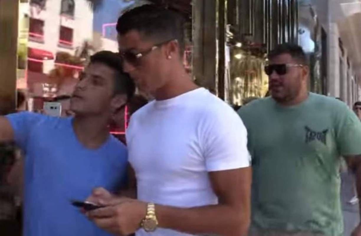 En su visita este día por los centros comerciales Beverly Hills, el delantero portugués Cristiano Ronaldo causó revuelo durante los recorridos que realizó en compañía de sus amigos. Hoy el crack del Real Madrid se encuentra en el ojo del huracán, ya que tuvo un gesto descortés con un joven aficionado que intentó robarle una fotografía y así tener su respectiva selfie para el recuerdo. El chico burló la seguridad de los guardaespaldas, luego logró alcanzar a CR7 para fotografiarse; sin embargo, se quedó con las ganas pues el tres veces ganador del Balón de Oro lo desplazó con el antebrazo, la acción inmediatamente ha generado fuertes cuestionamientos para el ariete luso.