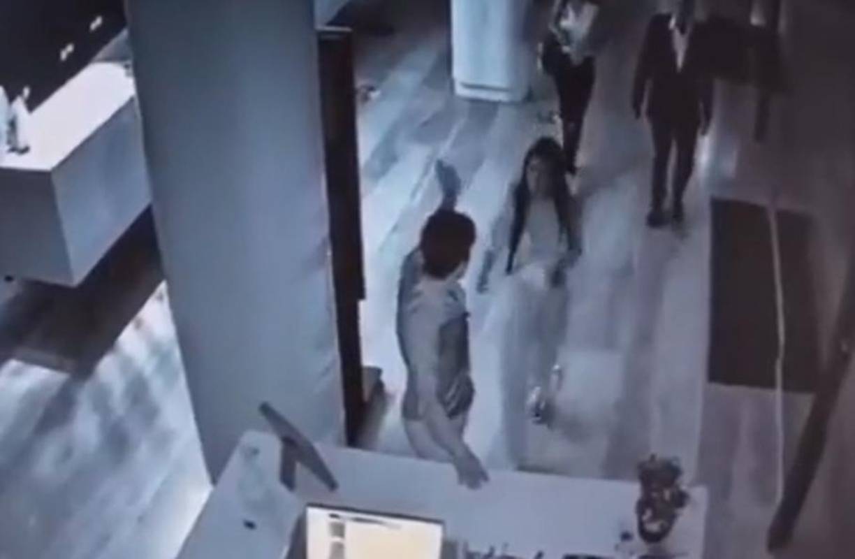 Un video sobre la agresión de un fiscal de Ecuador contra una joven modelo que era su novia, quien apareció muerta hace una semana en la ciudad costera de Manta, abrió euna polémica en redes sociales sobre el caso.