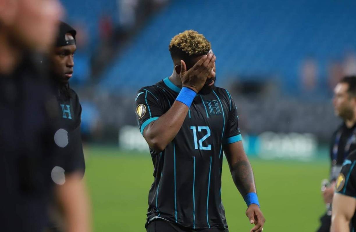 Uno de los más afectados en la Selección de Honduras por la eliminación fue Jorge Benguché, quien no pudo contener las lágrimas.