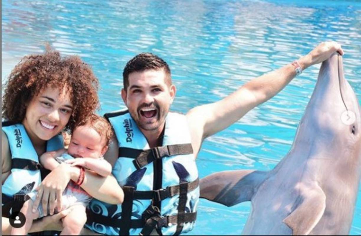 La pareja nadó con delfines y para juzgar por las imágenes lo disfrutaron mucho.