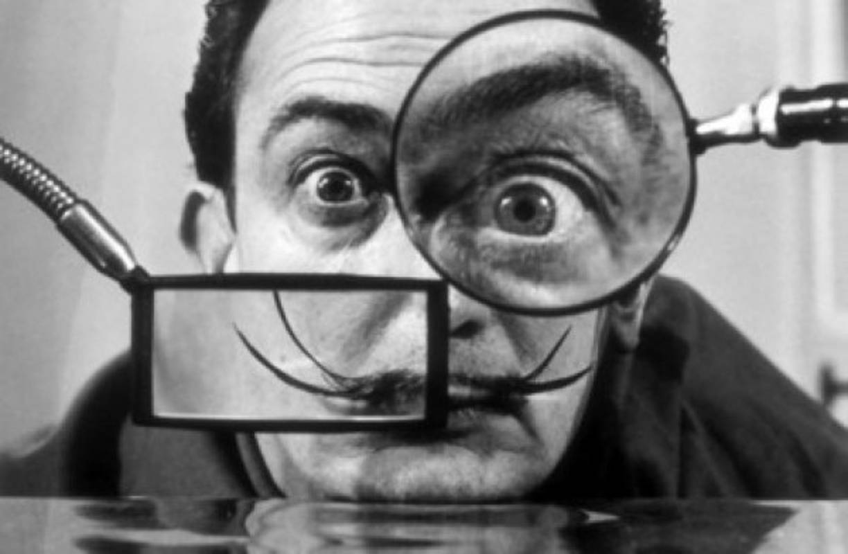 El extravagante bigote de Salvador Dalí es tomado de dos personajes:Diego Velázquez, pintor andaluz y de Josep Margarit, un militar catalán cuyo retrato colgaba en la casa paterna del artista. Foto:listas.eleconomista.es