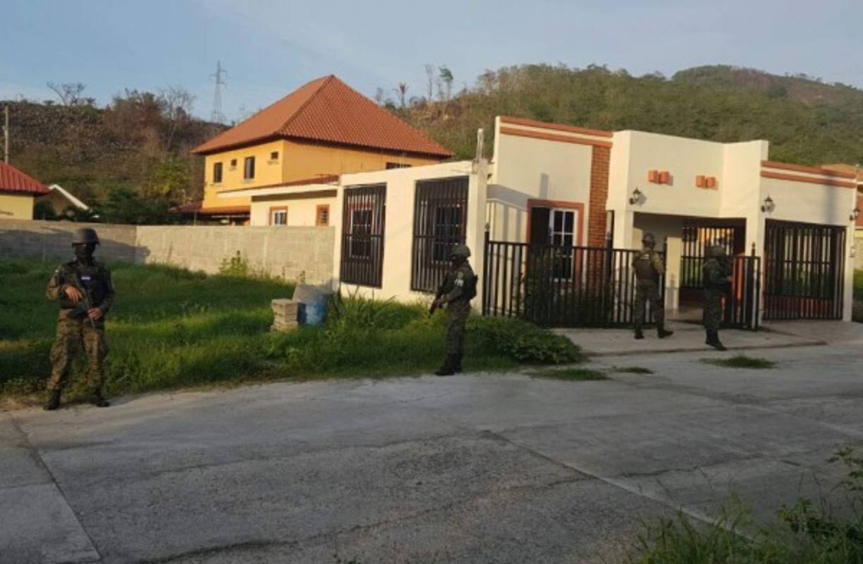 La 'Operación Fantasma' ejecutó este viernes el aseguramiento de ocho viviendas, dos tiendas, 23 terrenos y un colegio en la zona norte de Honduras.