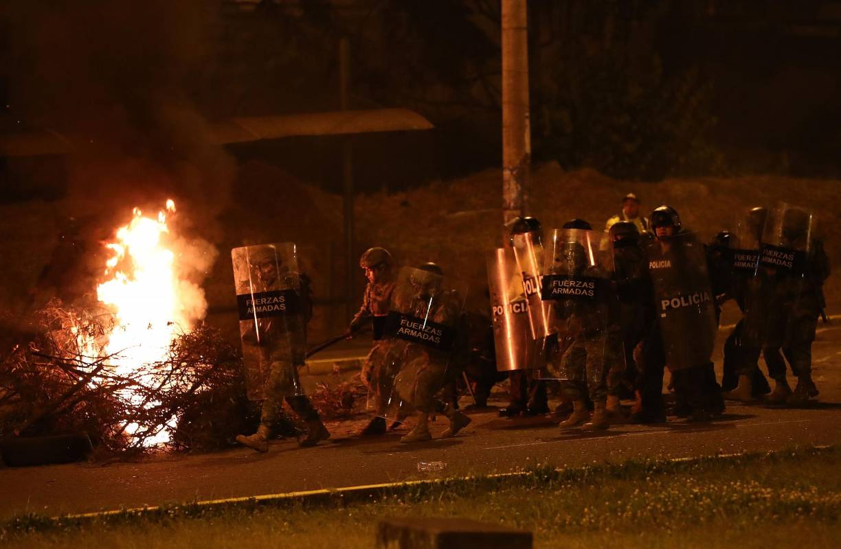 “Estoy aquí para proteger a los ciudadanos. Lucharé siempre por defender la democracia y la voluntad del pueblo ecuatoriano. No permitiré que se imponga el caos”, escribió Lasso en Twitter.