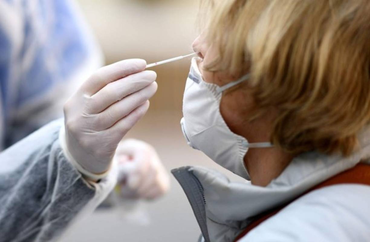 Los expertos analizaron muestras de hisopos de garganta tomados a todos los pacientes participantes del estudio en días alternos. Los pacientes fueron dados de alta después de su recuperación y confirmación del estado viral negativo por al menos dos pruebas consecutivas de reacción en cadena de la polimerasa (PCR).