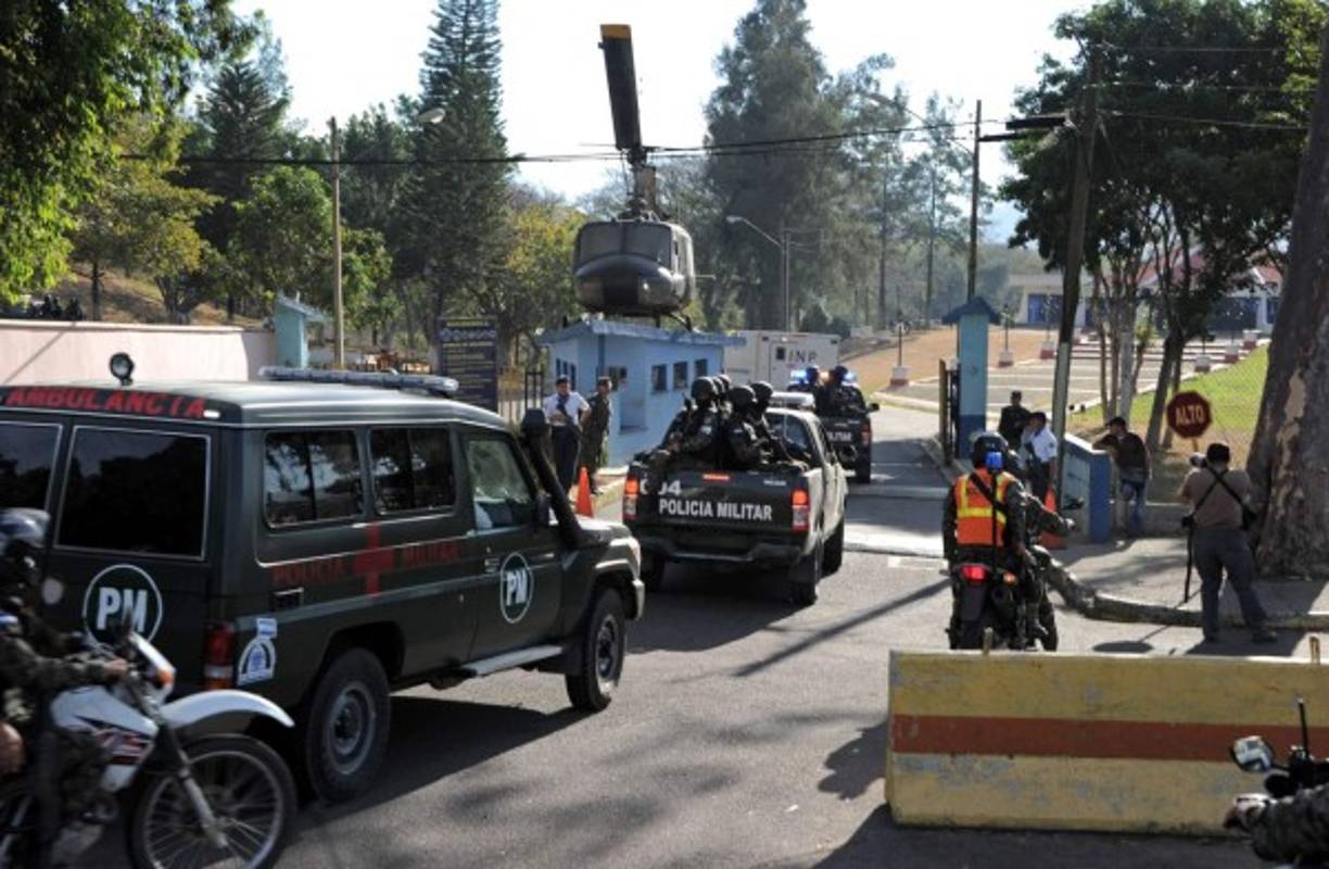 Un convoy de la Policía Militar transporta traficantes hondureños presunta droga José Inocente Valle y su esposa Marlen Amaya para la extradición a los Estados Unidos, donde son buscados por cargos de tráfico de drogas. AFP