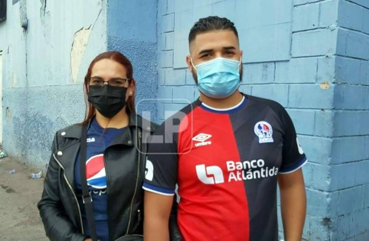 Muchas parejas de aficionados llegaron al estadio Nacional.
