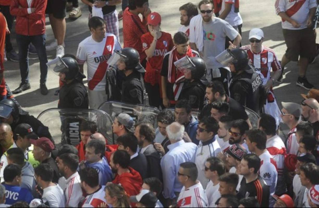 La final de Copa Libertadores entre River Plate y Boca Juniors se suspendió y se jugará el domingo a las 2:00pm, hora de Honduras. Actos de violencia se han hecho presente en Argentina. FOTOS AFP.