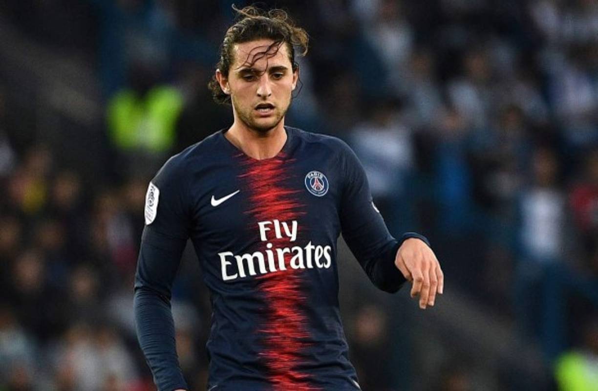 Fabio Paratici, director deportivo de la Juventus, estuvo la semana pasada en París, según Tuttosport, para tratar el posible fichaje de Adrien Rabiot, centrocampista del PSG, que acaba contrato en el próximo mes de junio. Allí se reunió con la madre del jugador, que ejerce las labores de agentes, para negociar la cantidades económicas del posible contrato. No obstante, en la 'Vecchia Signora', de acuerdo con esta información del diario italiano, la prioridad sigue siendo el regreso de Paul Pogba.
