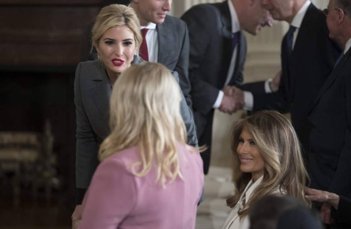 EST067 WASHINGTON (ESTADOS UNIDOS), 15/02/2017.- La hija del presidente de EE.UU. Donald J. Trump, Ivanka Trump (i), saluda a la esposa del primer ministro israelí Benjamin Netanyahu, Sara Netanyahu (c), junto a la primera dama de Estados Unidos, Melania Trump (d), durante una rueda de prensa en la Casa Blanca en Washington, Estados Unidos, hoy 15 de febrero de 2017. Benjamin Netanyahu, opinó hoy que el liderazgo del presidente estadounidense, Donald Trump, permitirá que 'retroceda la oleada del Islam radical' en Oriente Medio, lo que abrirá 'avenidas para la paz' en la región. EFE/Shawn Thew