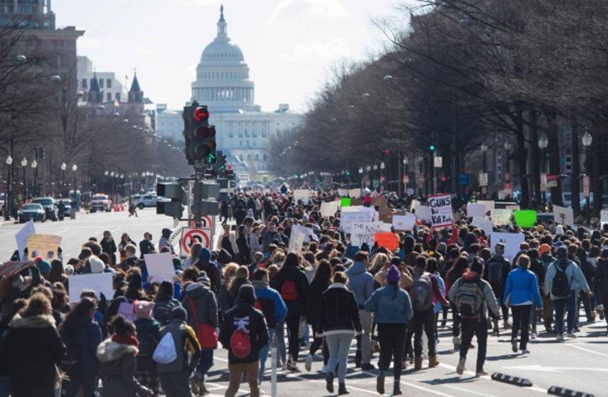 Centenares de estudiantes se manifestaron frente al Capitolio en Washington D.C. a los gritos de '¡Nunca más!' y '¡Basta!', al tiempo que exhibían pancartas donde se leía 'Protejan a la gente, no a las armas'.