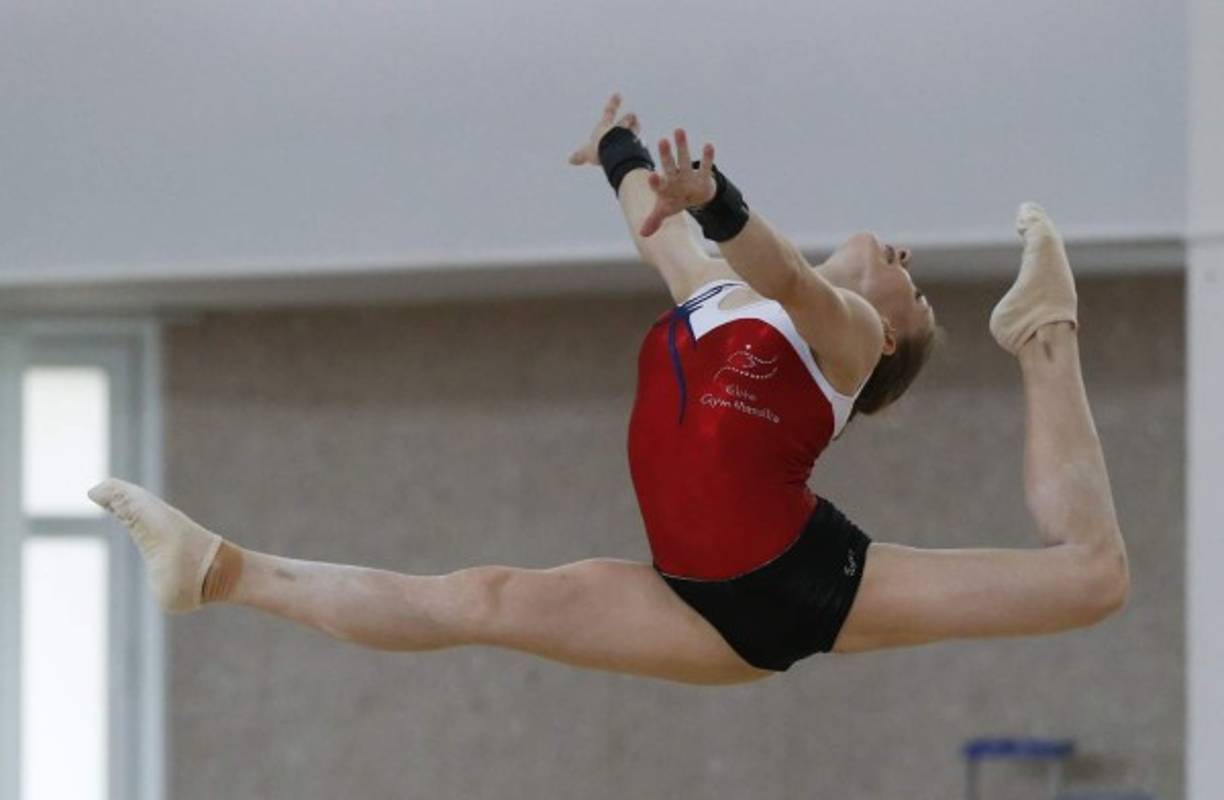 GIMNASIA ARTÍSTICA. El deporte ruso no se cruza de brazos. La gimnasta Evgenya Shelgunova se ejercita durante un entrenamiento del equipo olímpico ruso de gimnasia artística en el centro Round Lake en Moscú, Rusia. El portavoz del Kremlin, Dmitri Peskov, dijo que el equipo continúa entrenando pese a todo. Foto: EFE/Yuri Kochetkov