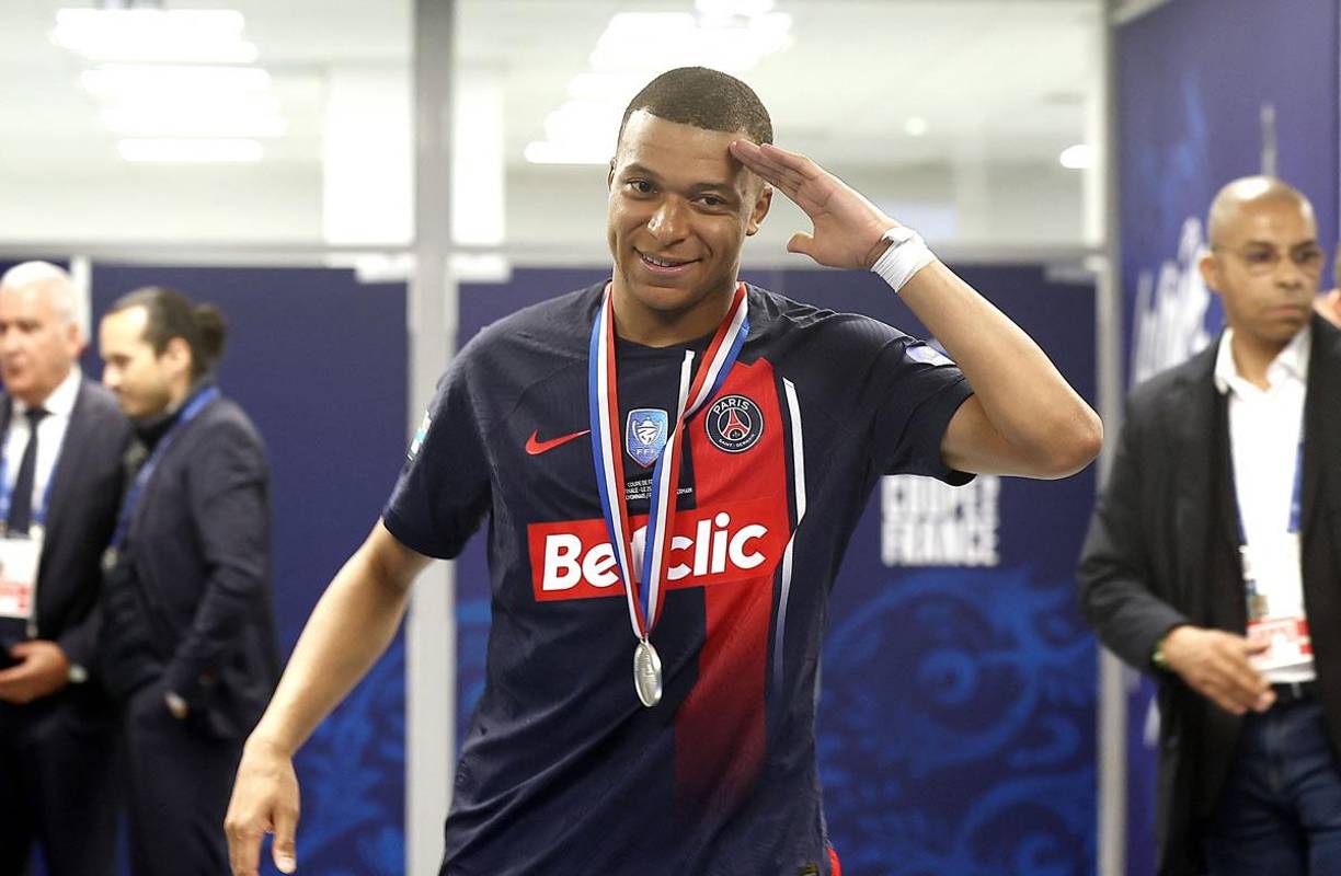 El conflicto comenzó en agosto, cuando Mbappé propuso renunciar a su prima de “fidelidad” de 80 millones de euros si no prolongaba su contrato, un gesto para evitar que el club se sintiera engañado.