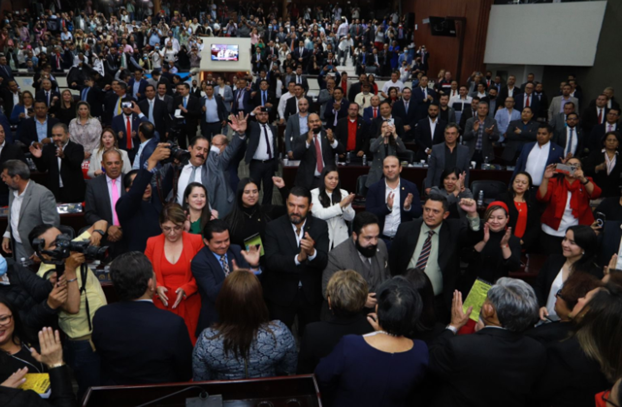 Los 15 nuevos magistrados se pararon ante el pleno del Congreso Nacional para ser juramentados, frente al estrado principal, para rendir juramento viendo ante los diputados.