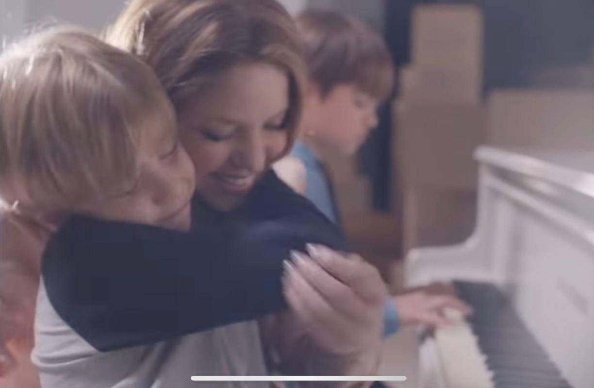 Sin duda alguna, el desarrollo integral de Sasha y el de sus habilidades se atribuyen a su madre que no se despega de ellos, más con la ruptura matrimonial de su padre el futbolista español, Gerard Piqué. La colombiana ha asegurado en múltiples entrevistas que la vida junto a sus niños es un “eterno presente” y que lo más importante para ella ahora es cuidarlos.