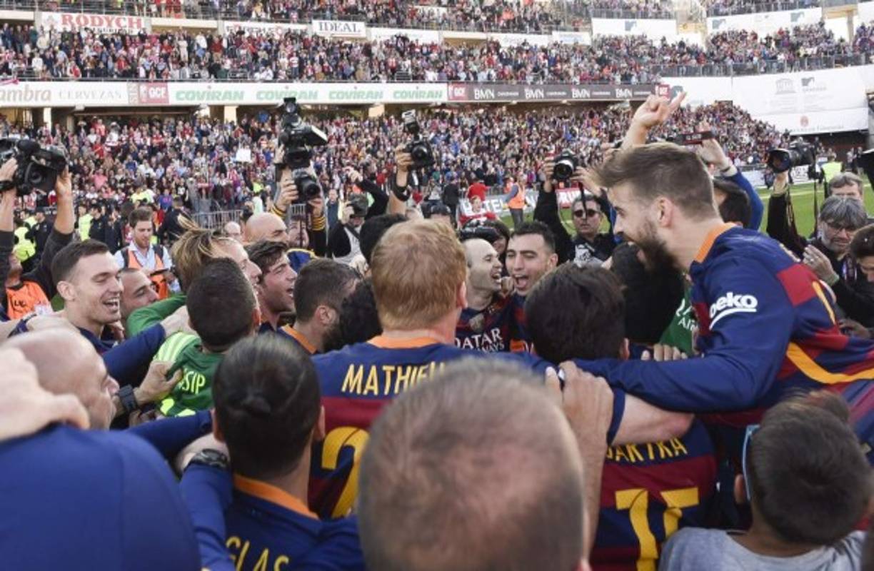 Tras el pitazo final, los jugadores del Barcelona festejaron su título 24. EFE/ Pepe Torres.