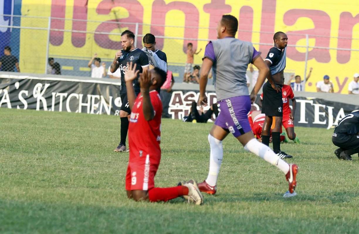 Los jugadores de la Real Sociedad agradecieron a Dios por salvarse del descenso, mientras los del Honduras Proogreso terminaron tristes.