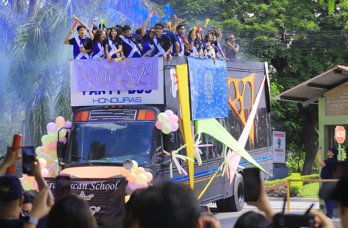 Los estudiantes de último año de la Franciscan School celebraron su entrada, previo al inicio de clases. Un total de 38 jovencitos llegaron en una carroza decorada, la cual destacó por las calles de SPS. Al llegar al instituto, los seniors fueron recibidos con ovaciones por parte de algunos padres de familia, docentes y demás alumnos del mencionado centro educativo. 