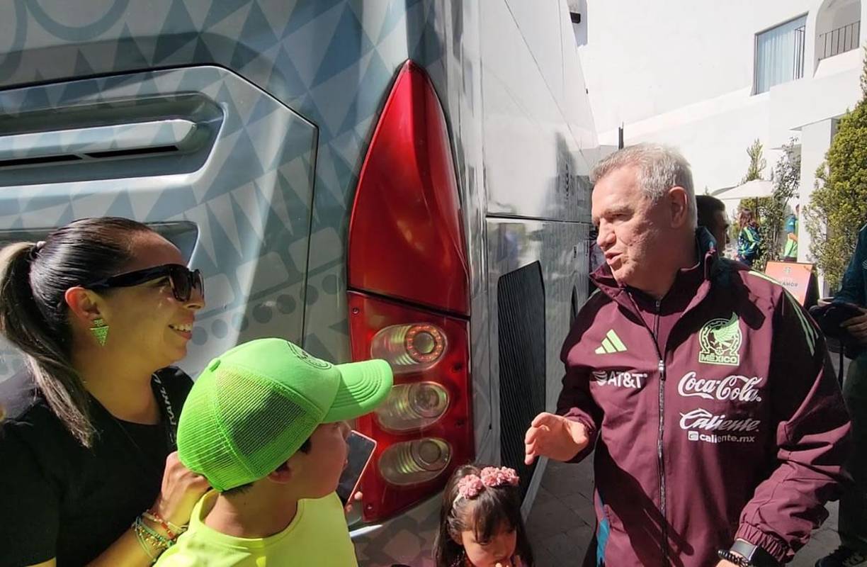 Mientras arribaban al hotel, Javier ‘Vasco’ Aguirre compartió con aficionados mexicanos y la prensa hondureña le hizo un par de consultas.
